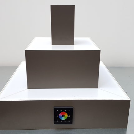 Stufenpyramide beleuchtet