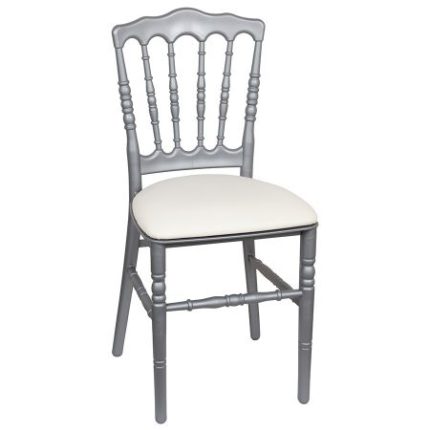 Grauer französischer Stuhl mit weißem Sitzpolster
