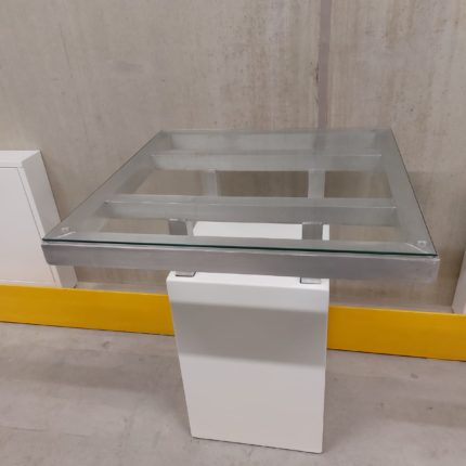 Tisch mit Glasplatte