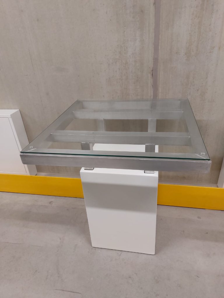 Tisch mit Glasplatte